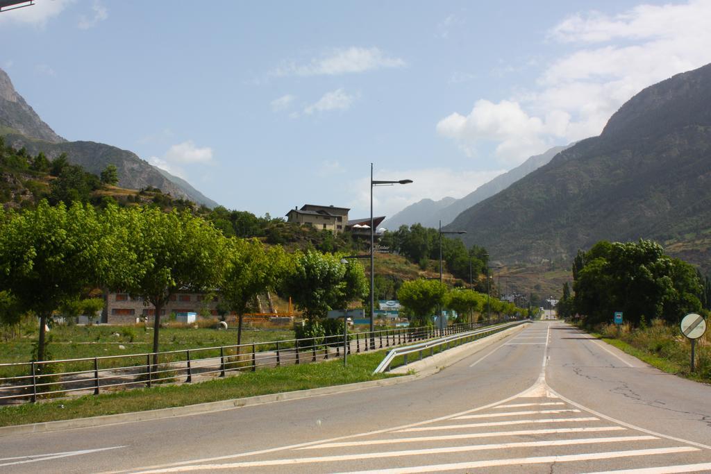 La Llardana Pension Benasque Buitenkant foto