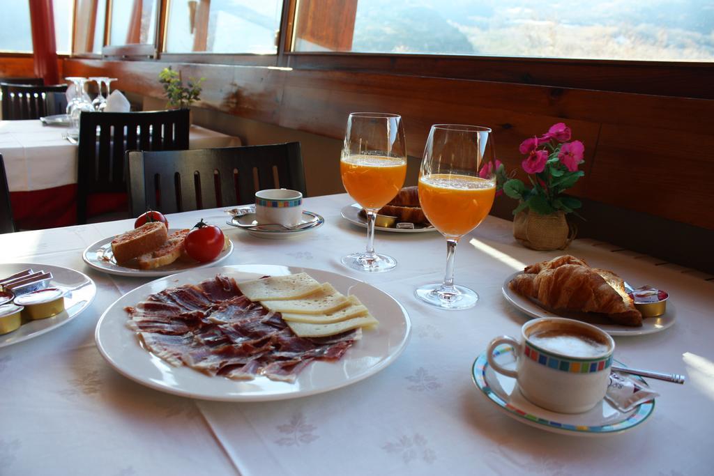 La Llardana Pension Benasque Buitenkant foto