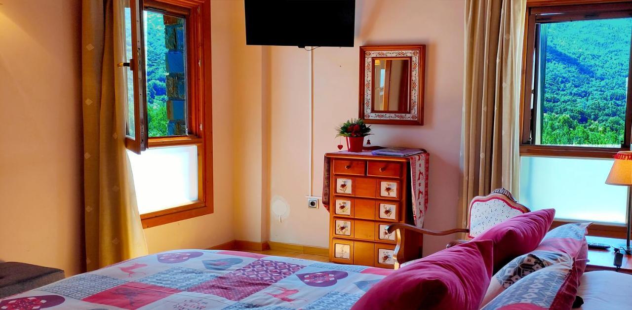 La Llardana Pension Benasque Buitenkant foto